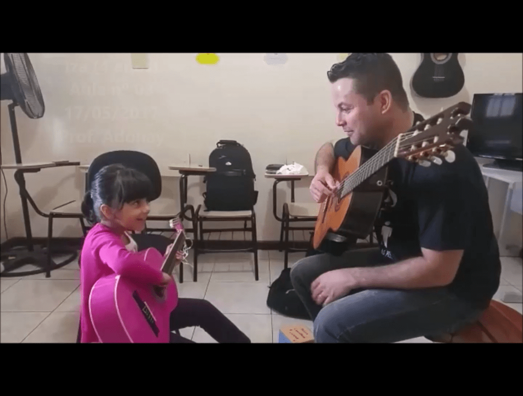 (Iza 4 anos) Aprendendo o toque com&nbsp;Apoio